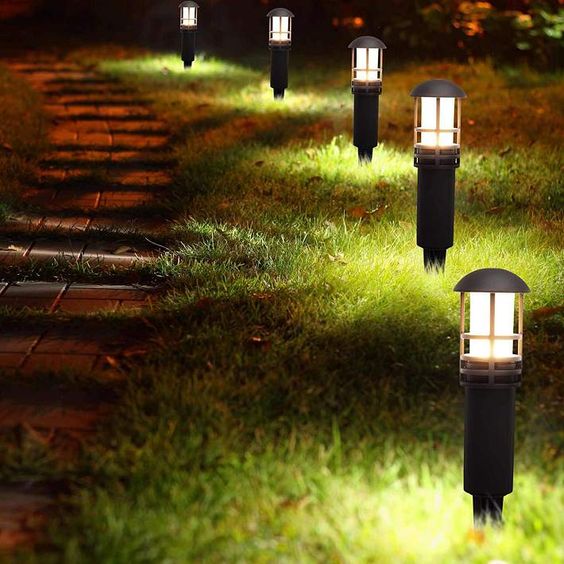 7 Rekomendasi Lampu Hias Outdoor yang Memperindah Penampilan Depan Rumah Anda.