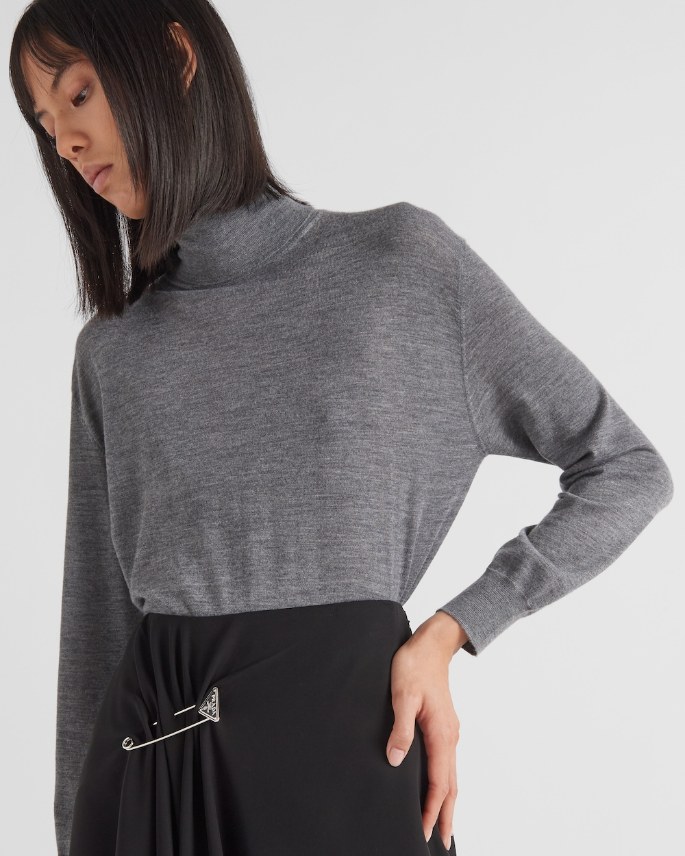 Shop PRADA Classic Cashmere and wool turtleneck sweater P26497_13LX_F0480_S_232 by Fujistyle | BUYMA