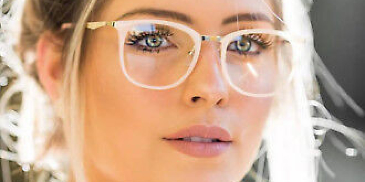 Seeing Through Style: The Resurgence of Clear Frame Glasses