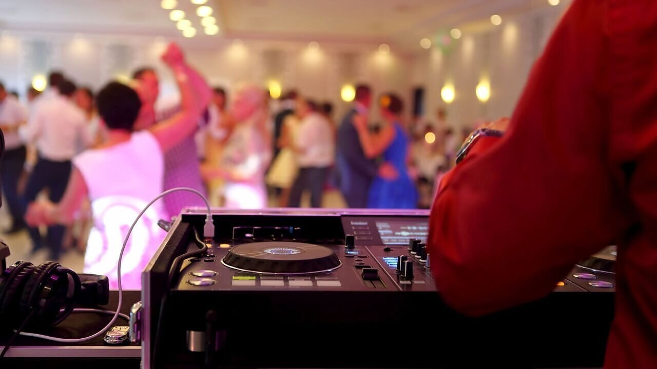 How Can the Right Event DJ Make Your Corporate Event Unforgettable? - Post by Redsdj