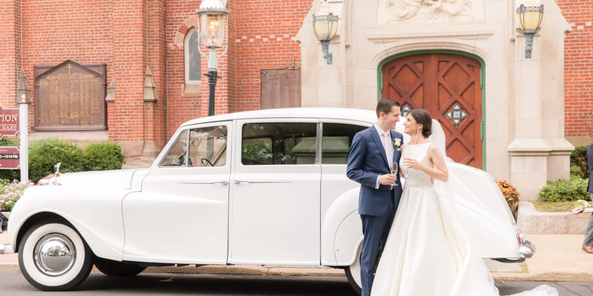 Making Your Big Day Extra Special with Luxurious Wedding Limo Services