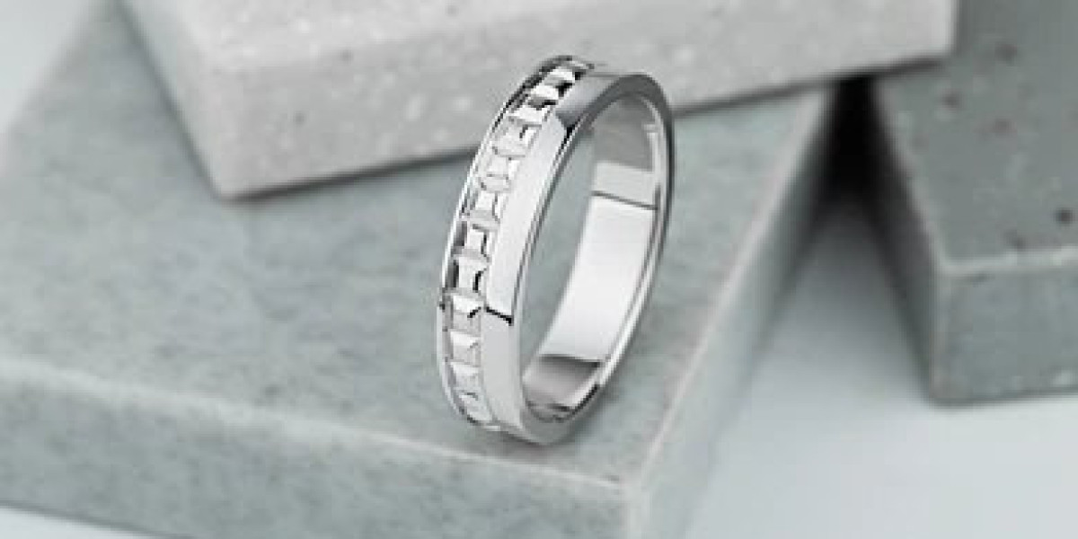 The Elegance of a Curved Moissanite Wedding Band: A Perfect Choice for Modern Brides