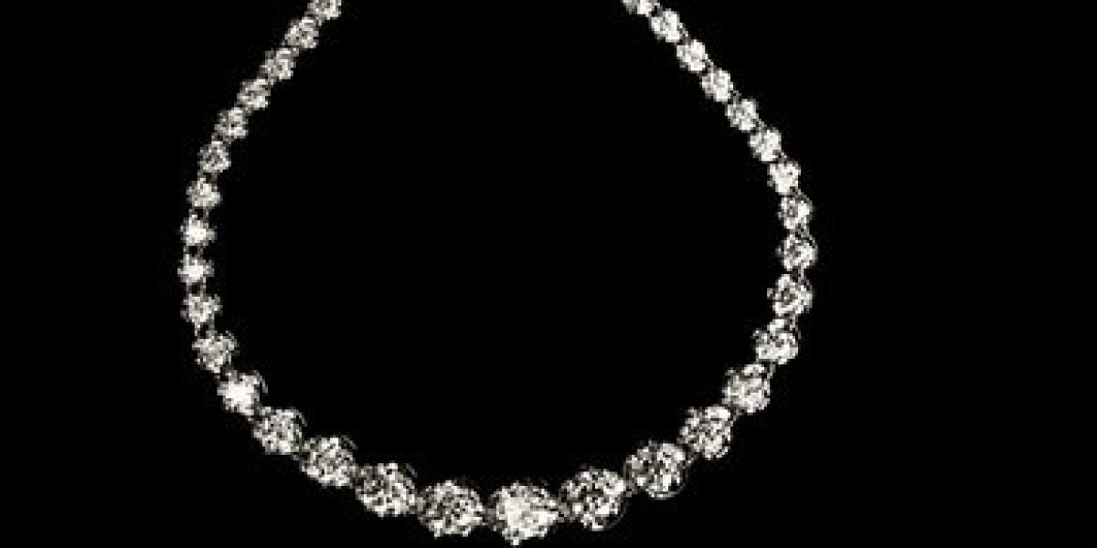 The Timeless Appeal of a Moissanite Diamond Necklace: The Perfect Blend of Luxury and Sustainability