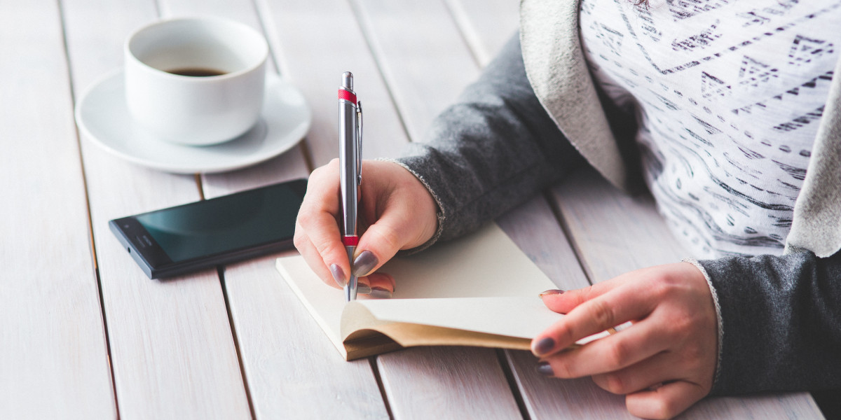 How Memoir Writing Services Tailor Your Story to Different Audiences